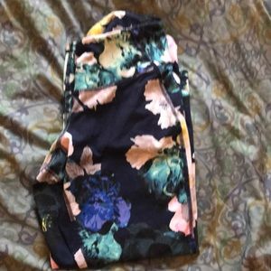 Old Navy Active floral yoga pants; size M